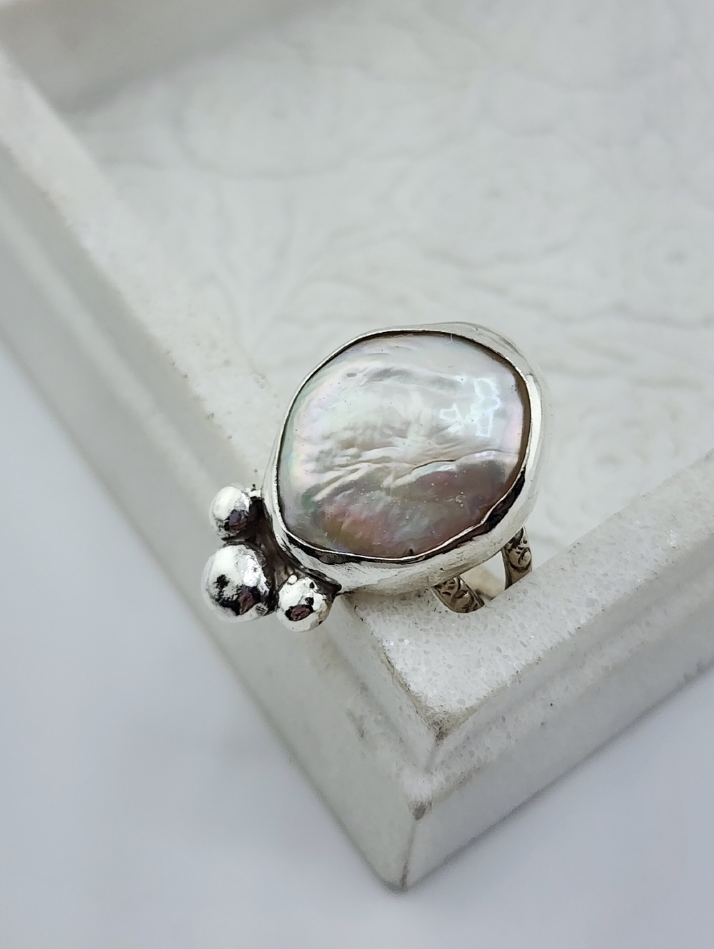 SWEETWATER PEARL DOUBLE EMBOSSED RING BAND SIZE 8.5